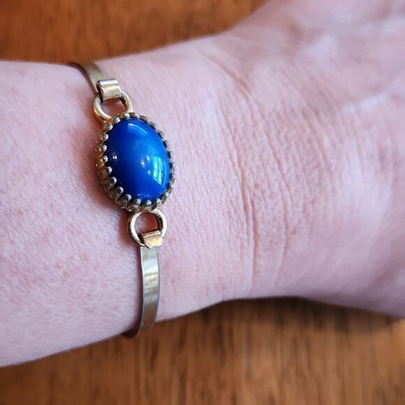 Vtg Avon goldtone bracelet with blue stone - Picture 1 of 5